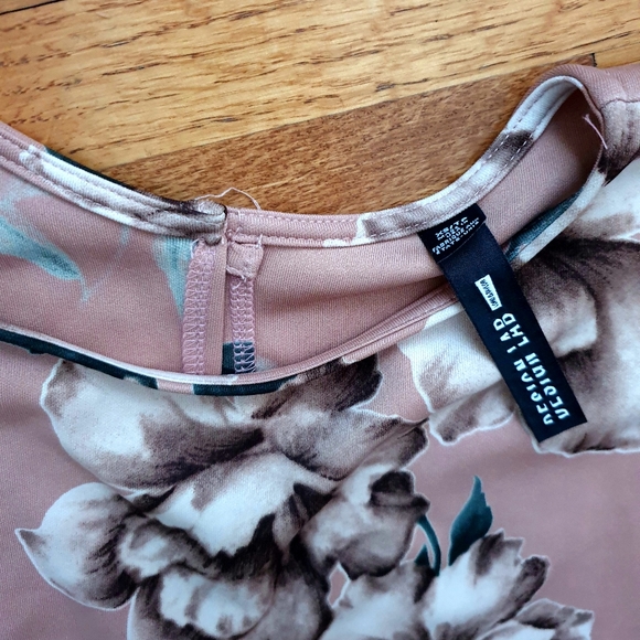 Design Lab Retro Bell Sleeve Floral Top - Picture 2 of 2